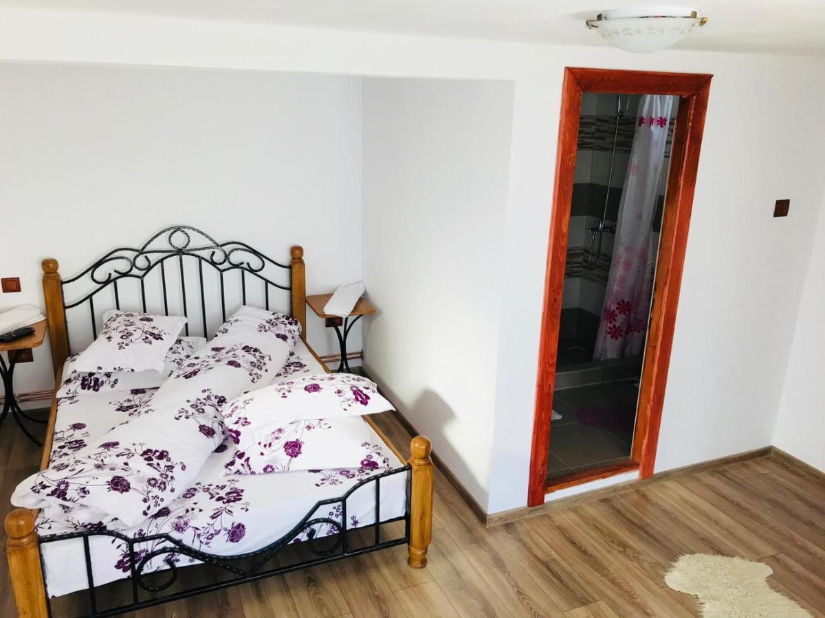 Casa De Vacanta Motata Novaci-Straini Ngoại thất bức ảnh
