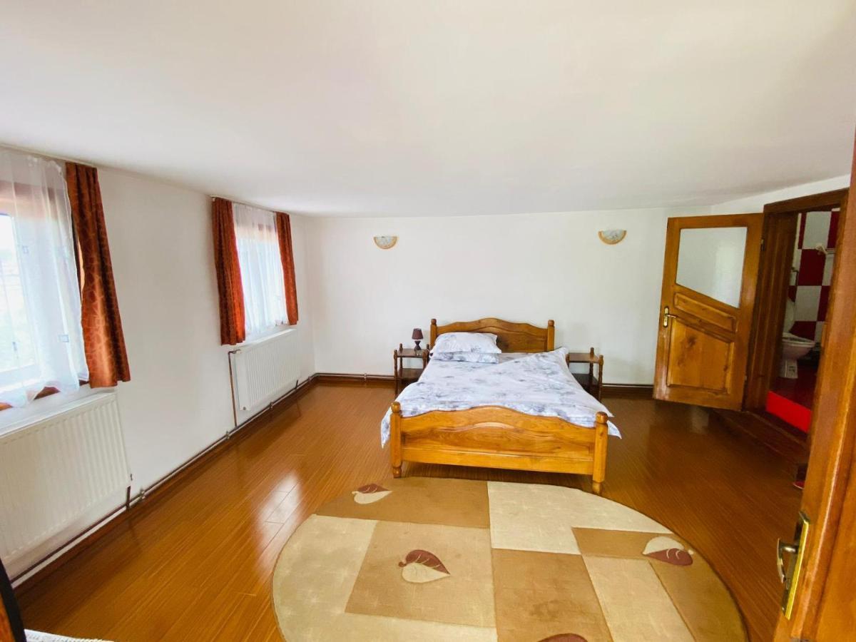 Casa De Vacanta Motata Novaci-Straini Ngoại thất bức ảnh