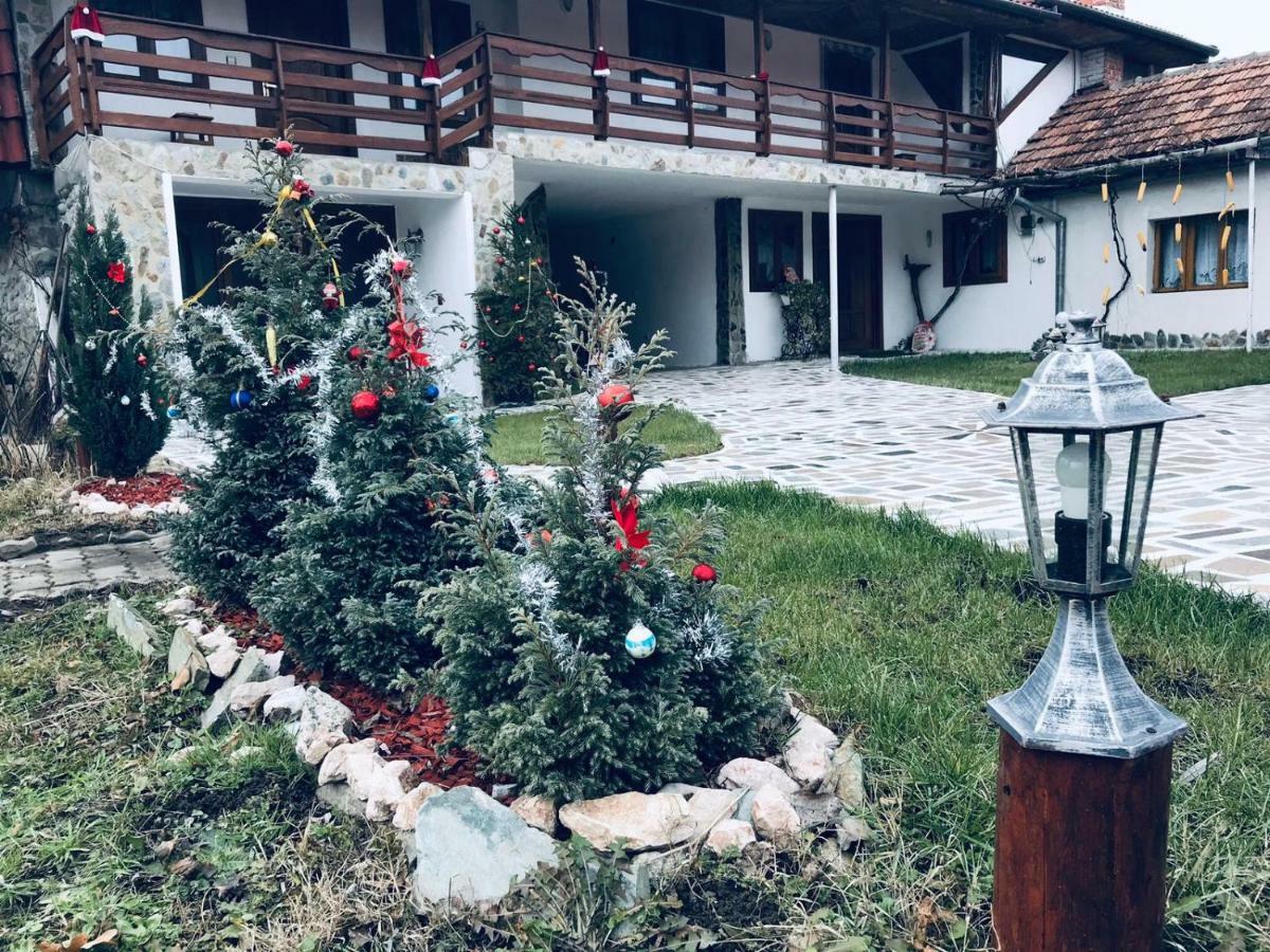 Casa De Vacanta Motata Novaci-Straini Ngoại thất bức ảnh