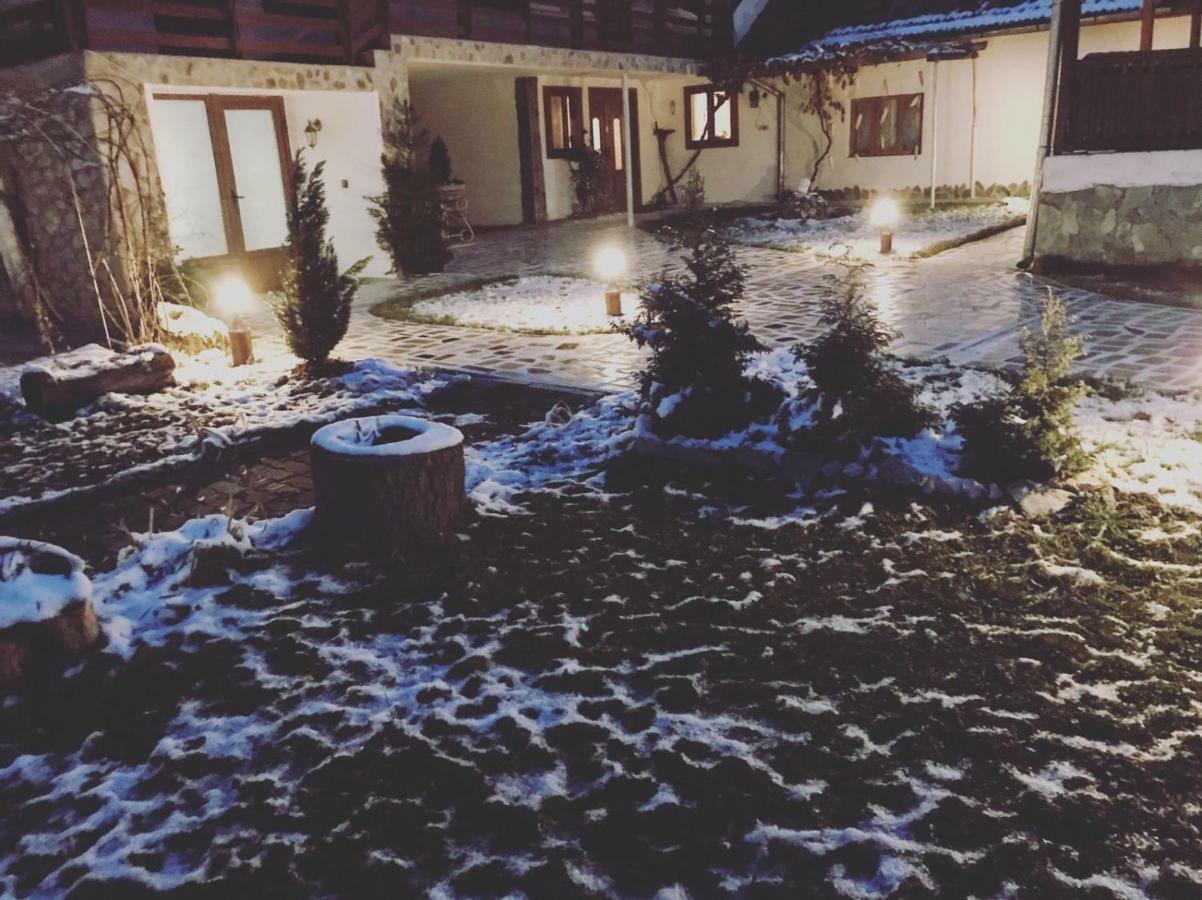 Casa De Vacanta Motata Novaci-Straini Ngoại thất bức ảnh
